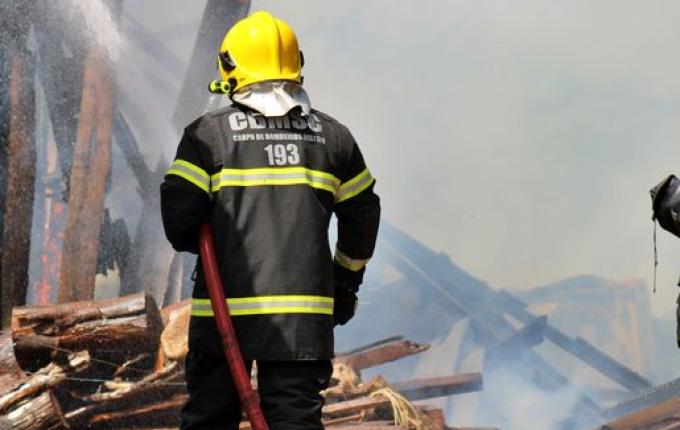 Incêndio destrói galpão em Descanso