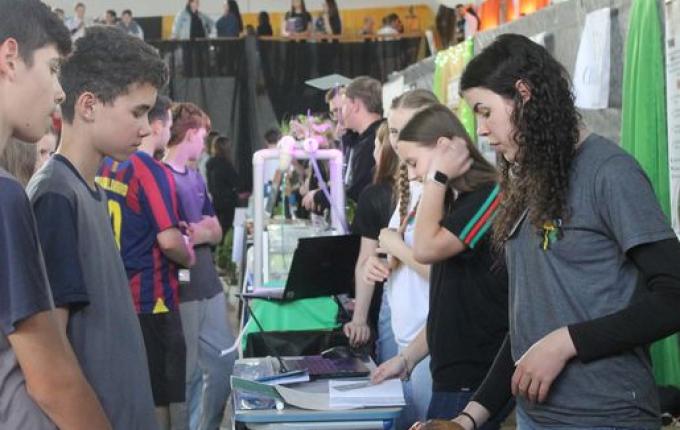 Feira do Conhecimento da CRE de Itapiranga inicia com 36 projetos