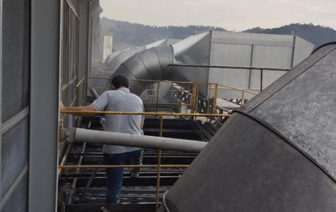 Incêndio atinge silos de pó em indústria de móveis em Saudades