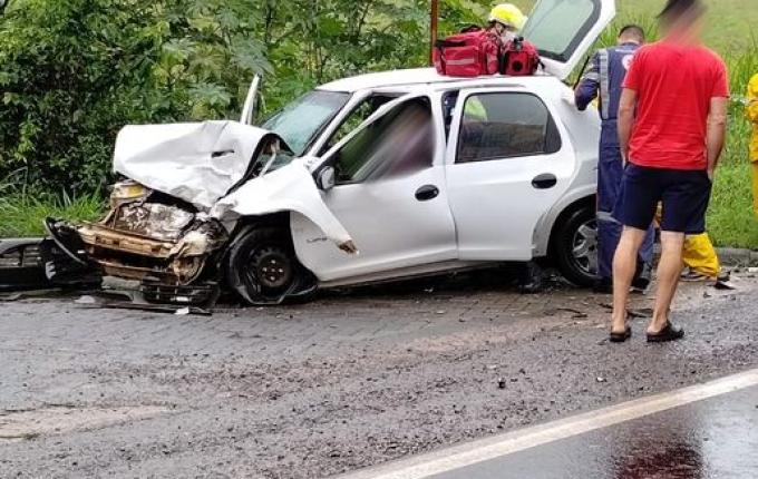 Motoristas feridos em colisão entre dois veículos na SC 163 em Itapiranga