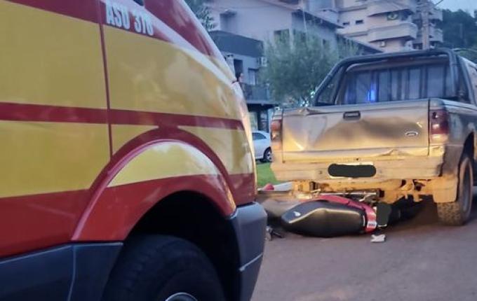 Batida entre camionete e moto deixa jovem ferido em Guarujá do Sul