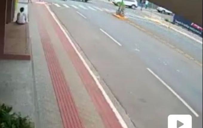 VÍDEO: Câmera de segurança flagra colisão entre carro e moto em Iporã do Oeste