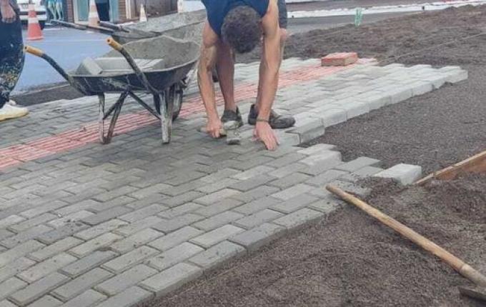 Urbanismo implanta a primeira faixa elevada em pavers