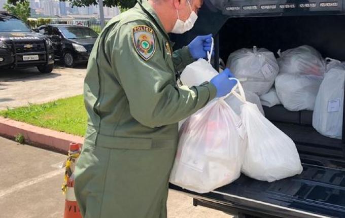 Helicóptero da PRF transporta testes de Covid-19 para Estados do Sul