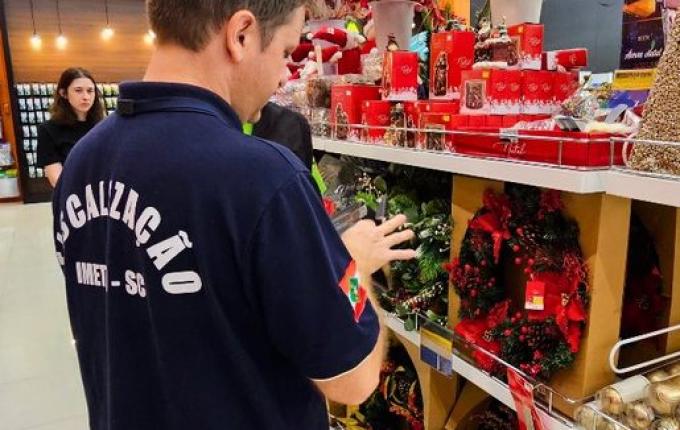 Operação Natal Seguro fiscaliza mais de mil produtos em SC