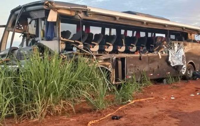 Acidente entre ônibus e carreta deixa 12 mortos no interior de SP