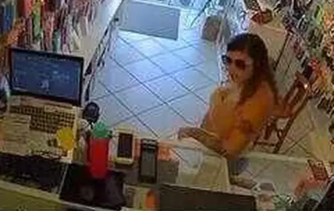 Mulher que fez ofensas racistas à atendente de loja em SC é denunciada