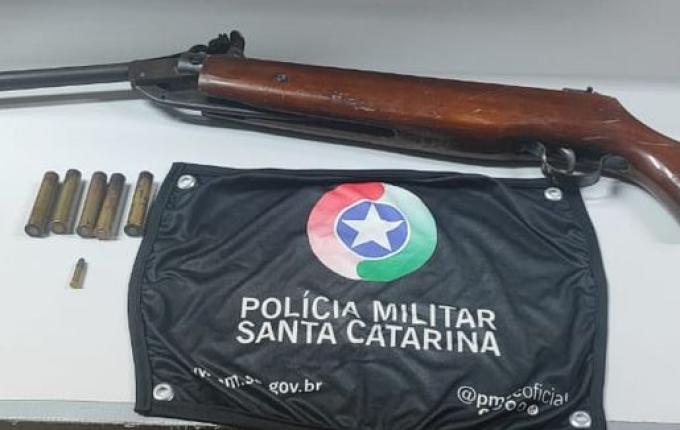 Homem é preso com arma após confusão em bar no interior de Barra Bonita