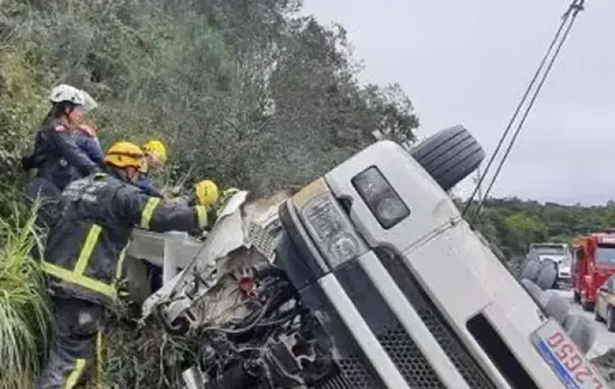 Caminhão capota e interrompe totalmente o trânsito na BR-282 em Rancho Queimado