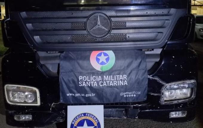 PM apreende caminhão com laranjas argentinas em Dionísio Cerqueira