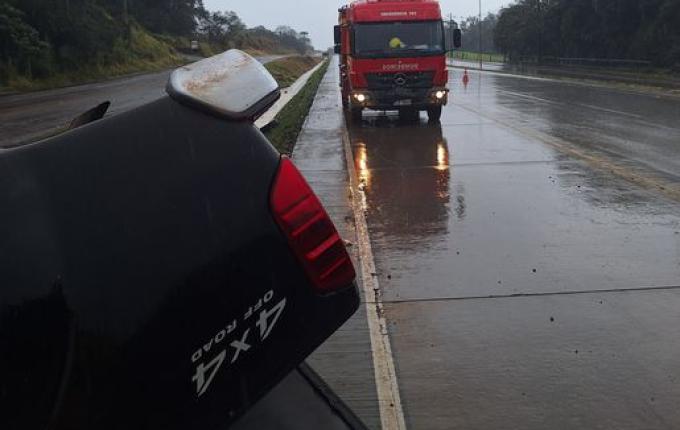 Capotamento deixa dois feridos na BR-163, em São José do Cedro