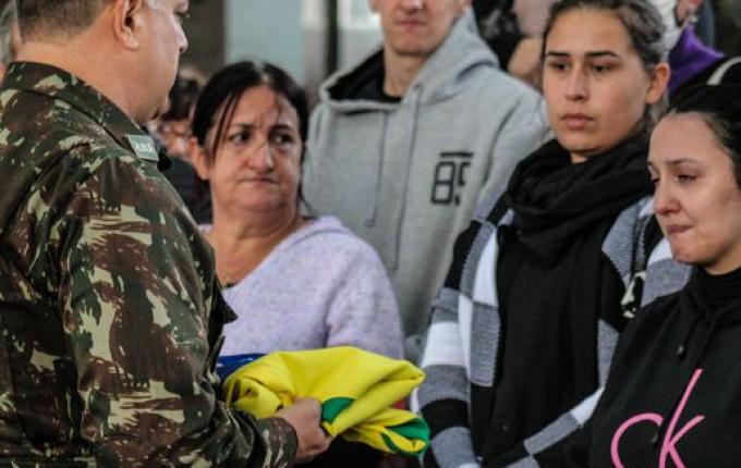 Ex-combatente da FEB é sepultado com honras fúnebres; vídeo