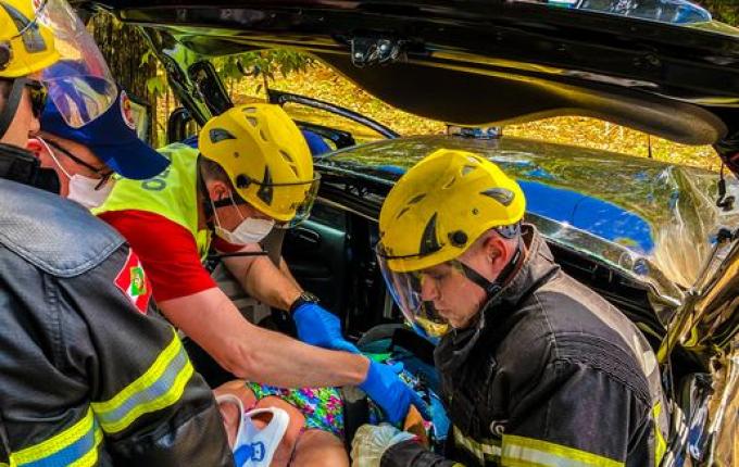 Saída de pista deixa mulher ferida na BR-163; assista ao vídeo