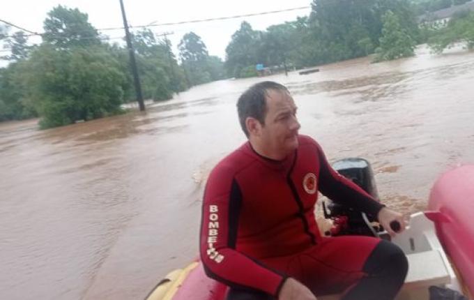 Bombeiros resgatam homem que ficou ilhado no Rio Uruguai