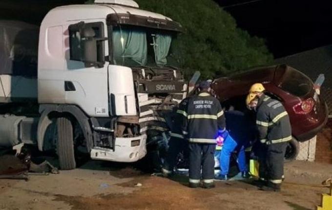 Jovem morre após acidente entre automóvel e carreta
