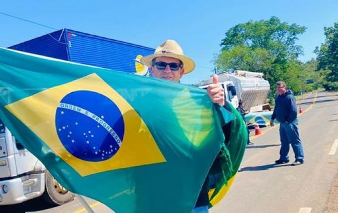 VÍDEO: Grupo realiza manifesto na SC 163, em Itapiranga