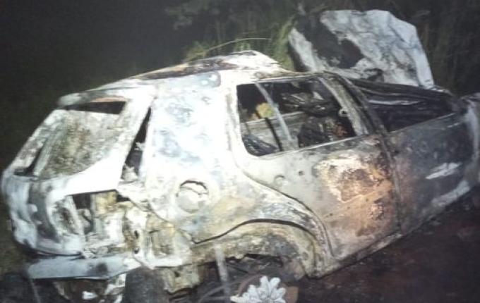 Grave acidente deixa veículo destruído por incêndio no interior