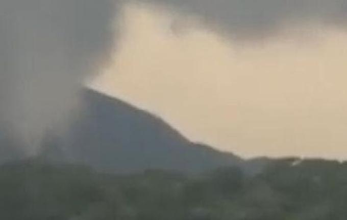 Vídeo mostra momento em que tornado toca o chão em SC