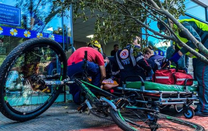 Condutor confunde pedais e atinge pessoas em SMO; assista