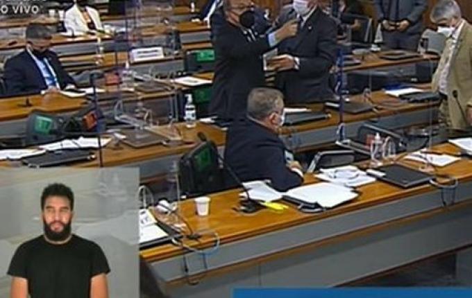 VÍDEO: Renan Calheiros e Jorginho Mello trocam xingamentos na CPI: 'Vagabundo', 'picareta'