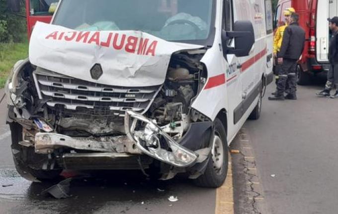 Ambulância de empresa de Descanso se envolve em acidente na BR 282