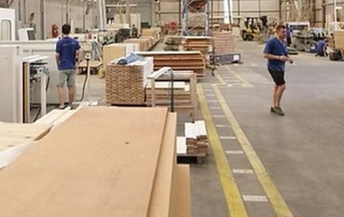 Nova tarifa dos EUA preocupa setor madeireiro e moveleiro do Oeste