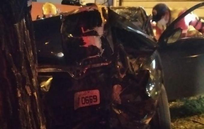 Motorista de 24 anos morre após colidir carro em árvore