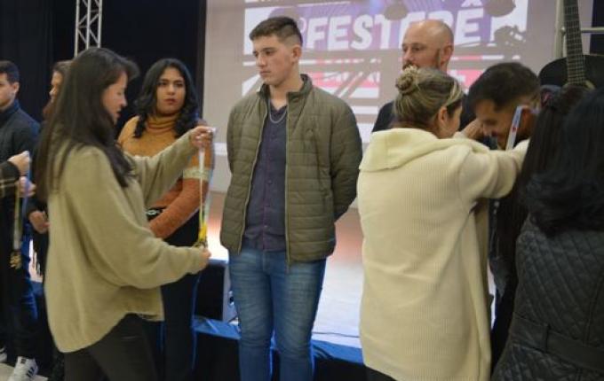 Mais de 40 calouros se apresentam na eliminatória do Festerê municipal