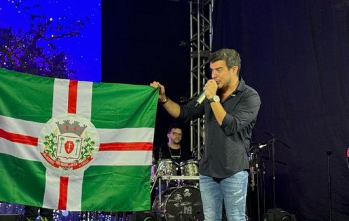 Mesmo com chuva, público lota espaço de shows para ver Marcos e Belutti