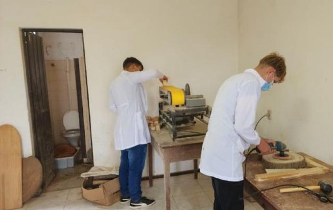 Escola de Itapiranga transforma árvores caídas em peças artesanais