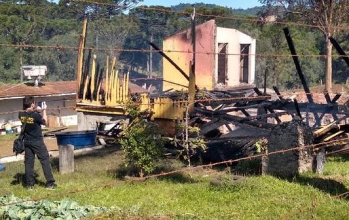 Padrasto que matou e queimou criança é encontrado morto na prisão