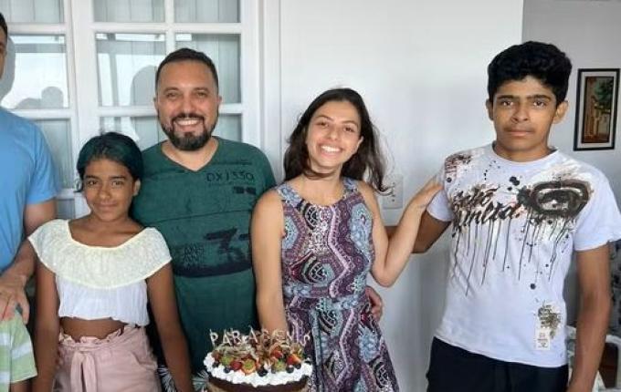 Pai solo adota 5 filhos e evita separação de irmãos em SC: 'Sem esperar uma circunstância perfeita'