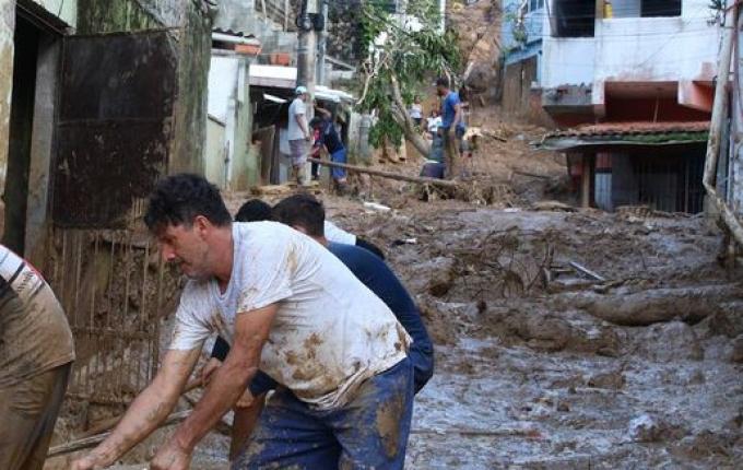 Sobe para 44 o nº de mortos no litoral de SP; mais de 40 estão desaparecidos