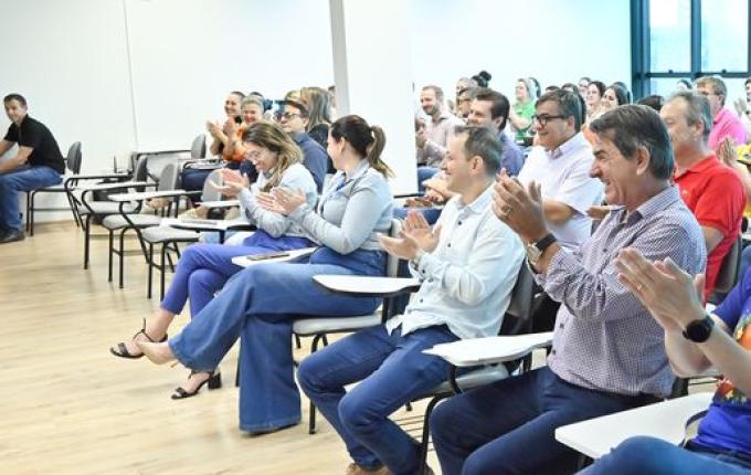 Natal Show em São Lourenço inicia com acendimento das luzes e chegada do Papai Noel