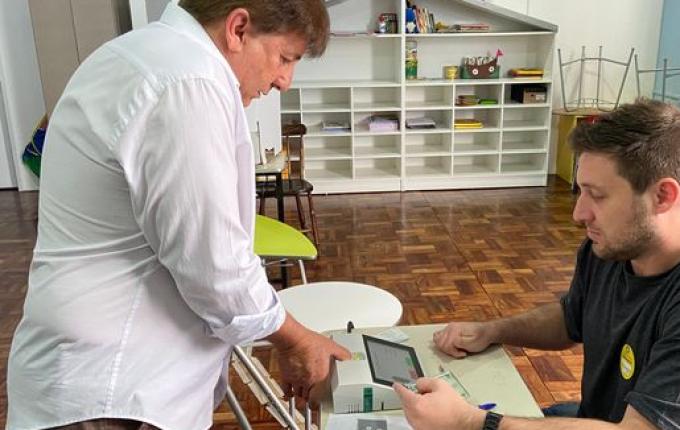 Candidato a prefeito, Juarez da Silva, vota no Colégio JMJ