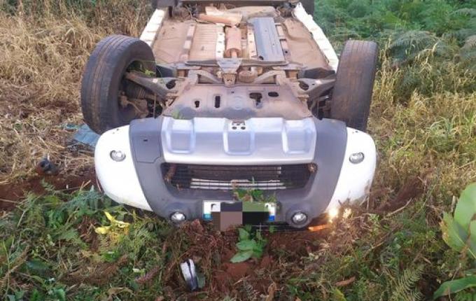 Capotamento de veículo acaba com dois feridos na PR-158