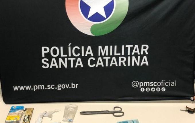 Homem é preso por tráfico de drogas, desacato, ameaça e desobediência em SMO