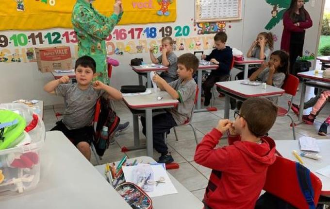 Atividade educativa de saúde bucal entrega kis em escolas de Guarujá do Sul