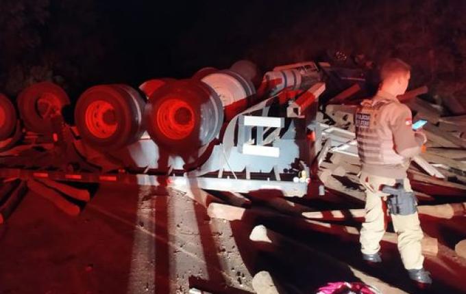 URGENTE: Tombamento deixa rodovia entre Anchieta e Guaraciaba interditada