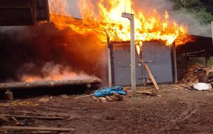 Incêndio atinge estufa de indústria de madeiras em Pinhalzinho