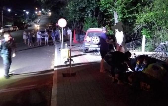 Motorista perde controle da direção e colide em muro de escola em SJCedro