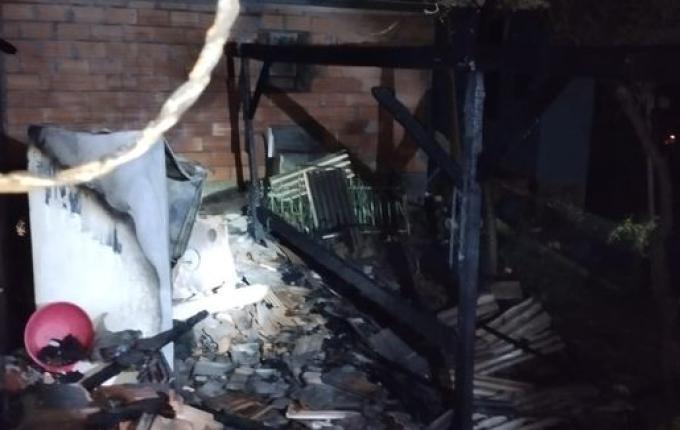 Residência é consumida por incêndio em Maravilha