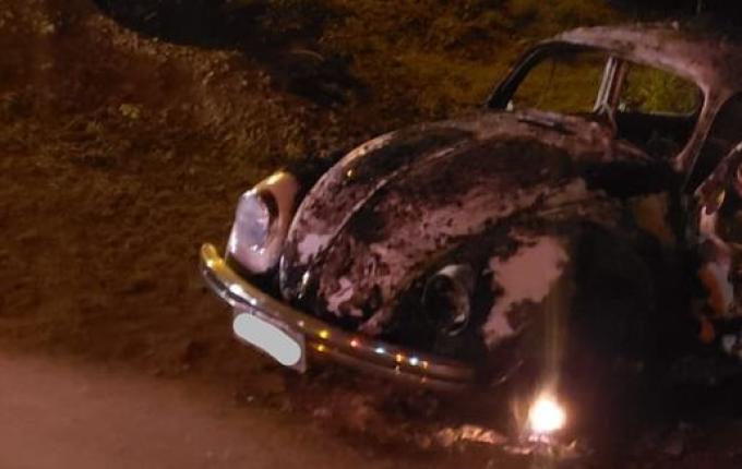 Fusca é destruído por incêndio durante a madrugada