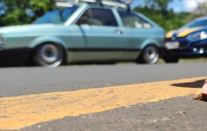 PRF Flagra comboio de veículos rebaixados na BR-282