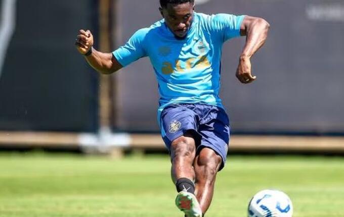 Amuzu desfalca o Grêmio por problema com visto de trabalho