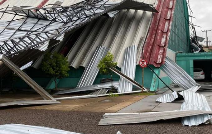 Temporal arranca telhado da Secretaria de Assistência Social em São Miguel do Oeste