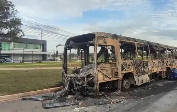 Protestos resultam em oito carros e cinco ônibus queimados em Brasília