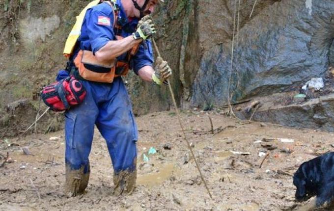 Bombeiro de SC que está em Petrópolis descreve tragédia: "Cena de guerra"