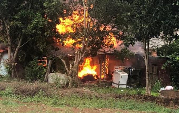 Casa é destruída pelo fogo em Barra do Guarita