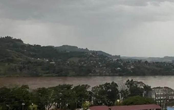 Sem combustível, barco com crianças e adultos encalha no Rio Uruguai em Itapiranga